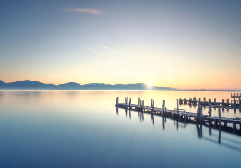 Alba sui pontili di legno del Lago di Massaciuccoli