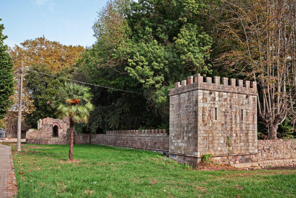 Antica torre nel parco sulla riva del Lago di Massaciuccoli a Torre del Lago